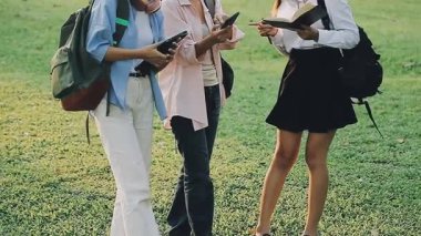 Üniversite kampüsünde öğrenim gören bir grup öğrenci