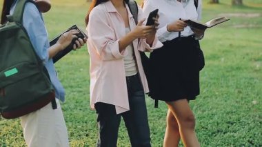 İki genç Asyalı kadın birlikte okuyorlar.