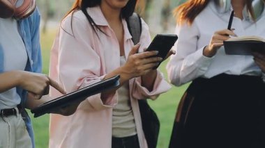 Grup öğrenci kampus içinde