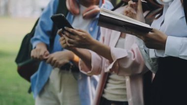 Ormandaki bir grup genç insan