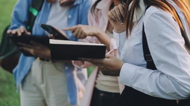 Parktaki öğrenciler. bir kitap okuyan öğrenciler.