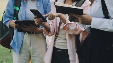 bir tablet kullanan gençlerin