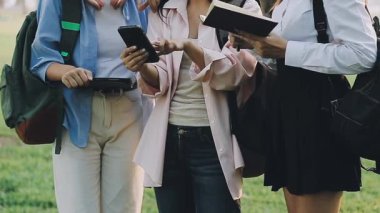 Grup öğrenci dijital tablet kullanma