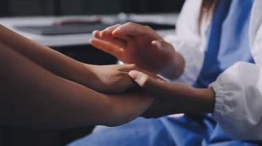 Doktor ve kadın elleri hastane koğuşunda.