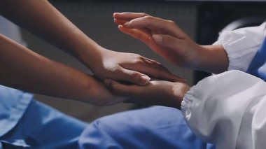 Hastanedeki doktor ellerini kapat..