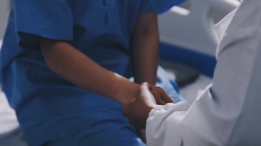 Doktorlar ve hemşireler hastanede istifleniyorlar..