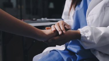 Bir doktorun elini eliyle kapatıyoruz.