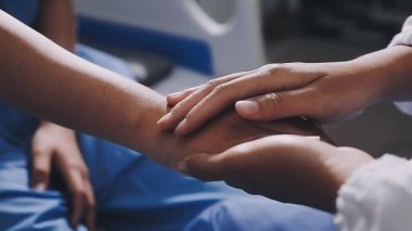 Hasta elini kapat ve doktor el ele tutuşsun..