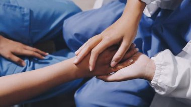 Doktor ve hasta el ele tutuşuyorlar..