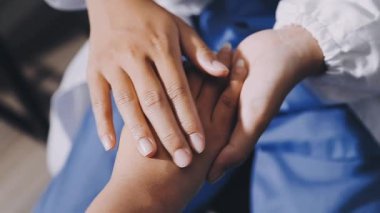 Kapalı - bir çift şeklinde beyaz bir kalp tutan kadın elleri