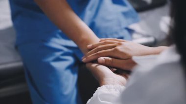 Doktor hastanın tutuşup