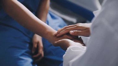 Doktor eli hastaya dokunuyor.