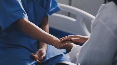 Steteskop tutan üniformalı kadın doktor.