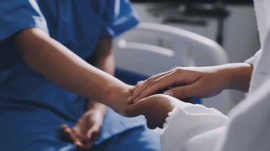 Doktor muayenehanede elini tutuyor.