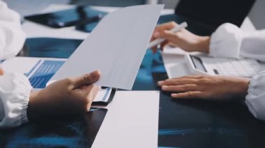 Yakın plan - iki iş adamının elinde kalem tutması