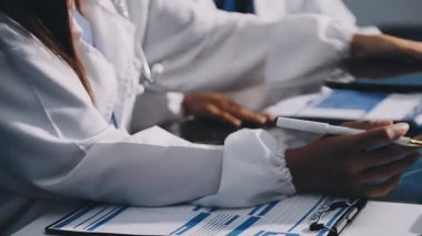 Üniformalı genç bayan doktor panoya reçete yazıyor.