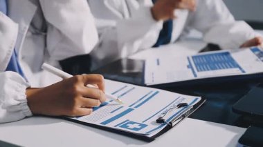 Hastanede çalışan genç bir doktor.
