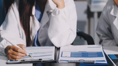 Hastane ofisinde çalışan iki güzel kadın doktor..