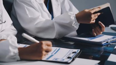 Doktor ekibi bir hastayla çalışıyor..