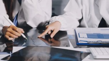 laboratuarda çalışan genç kadın bilim