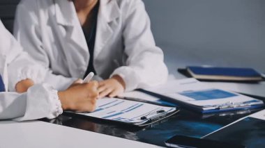 Tablet bilgisayarla çalışan doktor