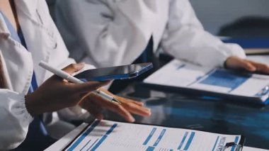 Doktor masada panosuna yazma.