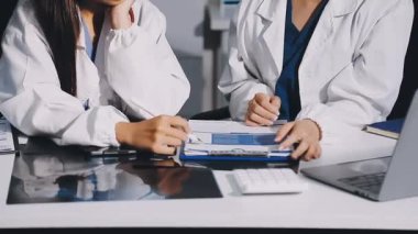 Ofiste çalışan tıbbi ekibin genç bayan doktoru..