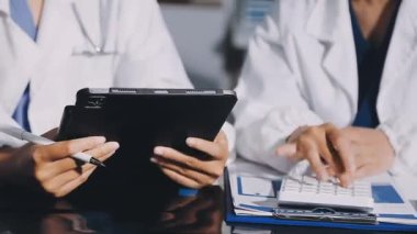 Doktor dijital tablet üzerinde çalışıyor