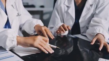 Doktorun el ele tutuşması ve hastaya sonuç göstermesi. Tıbbi bakım kavramı