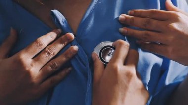 Steteskopla hastayı muayene eden doktor.