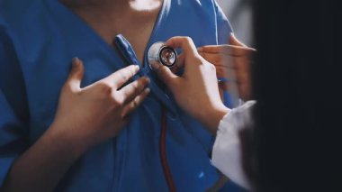 Doktor kalp atışlarını inceliyor.