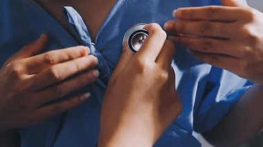 Steteskopu hastanede tutan kadın doktora yakın çekim, seçici odaklanma