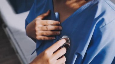 Doktor hastanın nabzını kontrol ediyor..