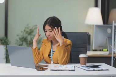 Asyalı kadınlar dizüstü bilgisayarda çalışırken streslidirler, ofiste başı ağrıyan Asyalı iş kadını, işte hasta hissederler, yer kopyalayabilirler.