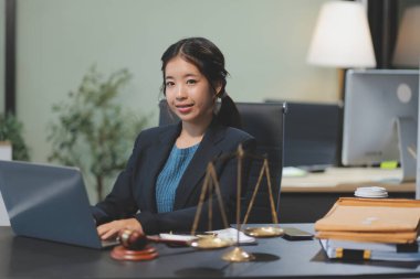 Kadın iş kadını avukatlar hukuk firmalarında çalışıyor. Yargıç Tokmak adalet terazisinden. Hukuk hukuku, avukat, belgeler, tavsiye ve adalet kavramı.