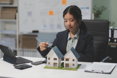 Emlakçılar, konut modellerini müşterilere ayrıntılı bir şekilde anlatma, evler ve satın alma kredileri hakkında bilgi verme ve sunma konularında açıklar. Gayrimenkul ticareti.