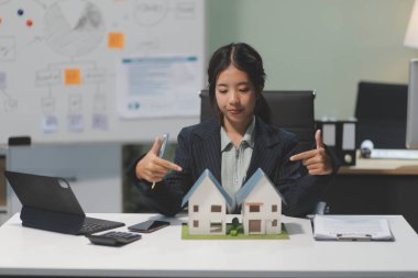 Emlakçılar, konut modellerini müşterilere ayrıntılı bir şekilde anlatma, evler ve satın alma kredileri hakkında bilgi verme ve sunma konularında açıklar. Gayrimenkul ticareti.