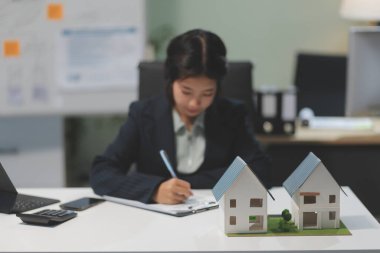 Emlakçılar, konut modellerini müşterilere ayrıntılı bir şekilde anlatma, evler ve satın alma kredileri hakkında bilgi verme ve sunma konularında açıklar. Gayrimenkul ticareti.