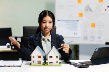 Emlakçılar, konut modellerini müşterilere ayrıntılı bir şekilde anlatma, evler ve satın alma kredileri hakkında bilgi verme ve sunma konularında açıklar. Gayrimenkul ticareti.