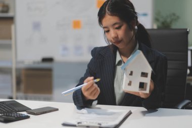 Emlakçılar, konut modellerini müşterilere ayrıntılı bir şekilde anlatma, evler ve satın alma kredileri hakkında bilgi verme ve sunma konularında açıklar. Gayrimenkul ticareti.