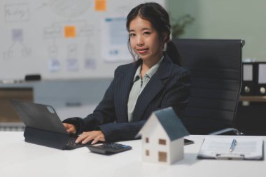 Emlakçılar, konut modellerini müşterilere ayrıntılı bir şekilde anlatma, evler ve satın alma kredileri hakkında bilgi verme ve sunma konularında açıklar. Gayrimenkul ticareti.