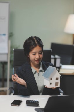 Emlakçılar, konut modellerini müşterilere ayrıntılı bir şekilde anlatma, evler ve satın alma kredileri hakkında bilgi verme ve sunma konularında açıklar. Gayrimenkul ticareti.