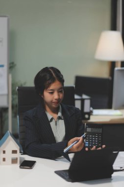 Emlakçılar, konut modellerini müşterilere ayrıntılı bir şekilde anlatma, evler ve satın alma kredileri hakkında bilgi verme ve sunma konularında açıklar. Gayrimenkul ticareti.