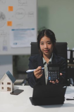 Emlakçılar, konut modellerini müşterilere ayrıntılı bir şekilde anlatma, evler ve satın alma kredileri hakkında bilgi verme ve sunma konularında açıklar. Gayrimenkul ticareti.