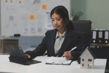 Emlakçılar, konut modellerini müşterilere ayrıntılı bir şekilde anlatma, evler ve satın alma kredileri hakkında bilgi verme ve sunma konularında açıklar. Gayrimenkul ticareti.