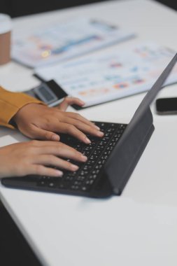 Ofiste çalışan gülümseyen Asyalı bir kadının portresi kopya alanı olan bir bilgisayar kullanıyor. İşyeri sahipleri online pazarlama e-pazarlama, ev konseptinden çalışmalar...