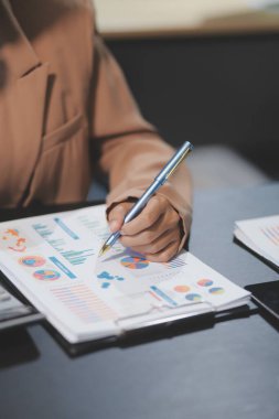 Ofiste tablet ve belgeyle çalışan iş adamları ekibi mali raporu, iş planı yatırımını ve mali analiz kavramını analiz etmeyi planlıyor. Ekonomik iş tartışmaları.