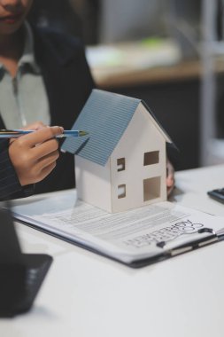 Emlakçılar, konut modellerini müşterilere ayrıntılı bir şekilde anlatma, evler ve satın alma kredileri hakkında bilgi verme ve sunma konularında açıklar. Gayrimenkul ticareti.