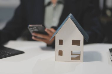 Emlakçılar, konut modellerini müşterilere ayrıntılı bir şekilde anlatma, evler ve satın alma kredileri hakkında bilgi verme ve sunma konularında açıklar. Gayrimenkul ticareti.