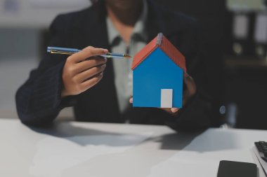 Emlakçılar, konut modellerini müşterilere ayrıntılı bir şekilde anlatma, evler ve satın alma kredileri hakkında bilgi verme ve sunma konularında açıklar. Gayrimenkul ticareti.